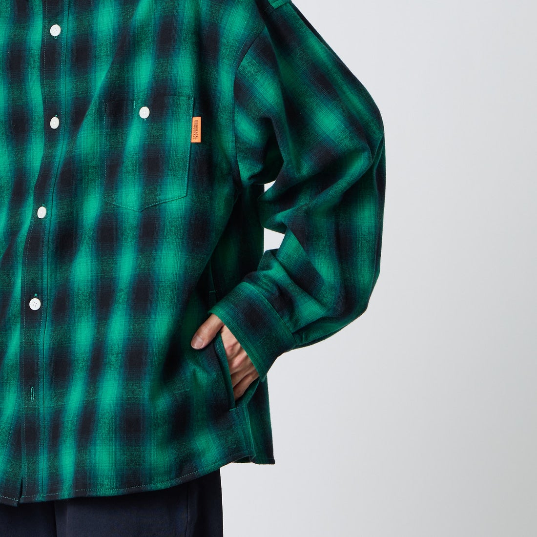 UNIVERSAL OVERALL [ユニバーサルオーバーオール] チェック柄 パジャマシャツ [U2611100IN-JF] GREEN &&モデル身長：168cm 着用サイズ：L&&