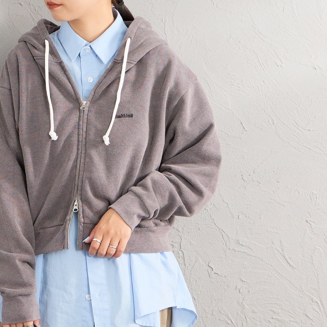 Health knit [ヘルスニット] 別注 ショート丈 ブリーチ加工ジップパーカー [HR26F-L465IN-JF] FADE BLACK &&モデル身長：156cm 着用サイズ：F&&