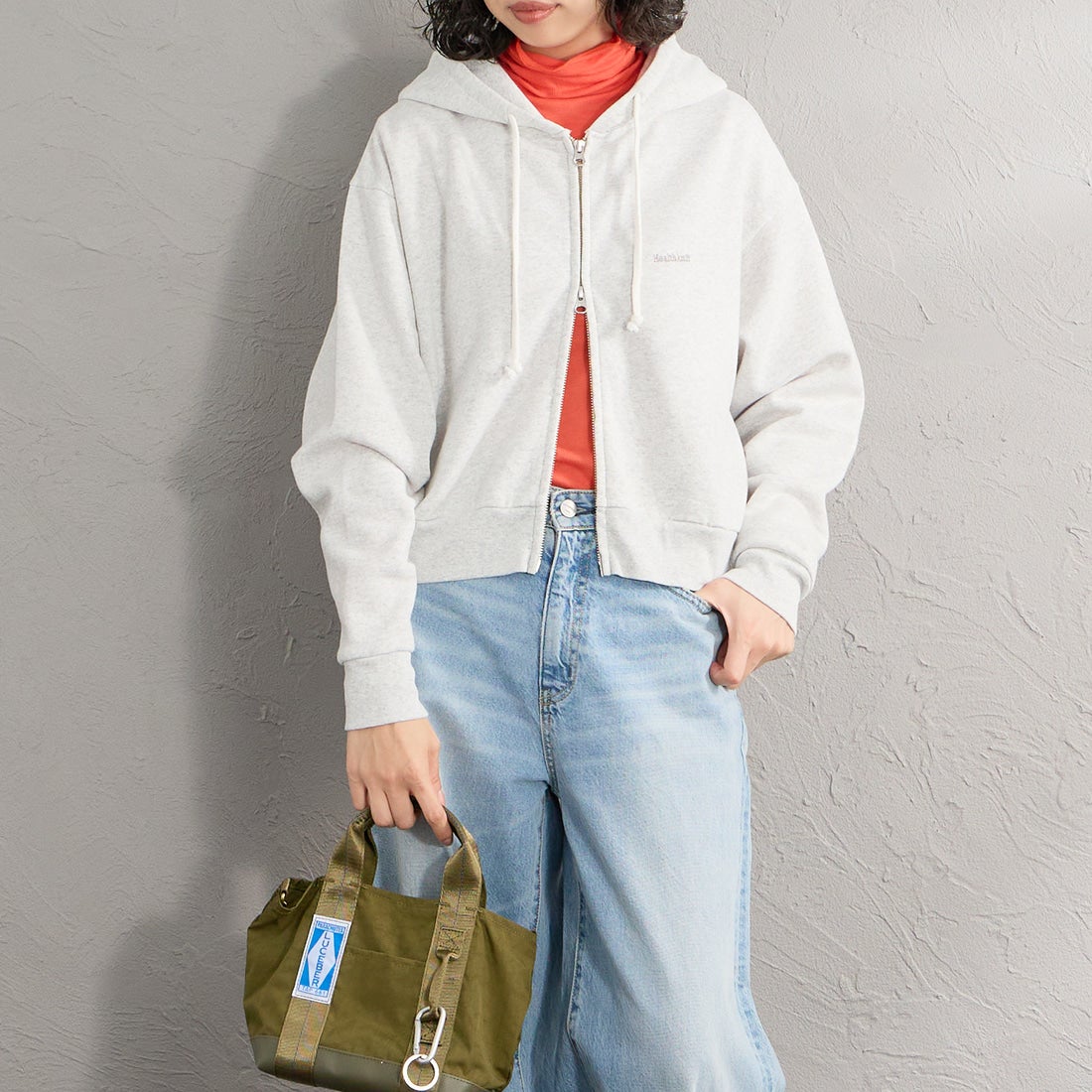 Health knit [ヘルスニット] 別注 ショート丈 ブリーチ加工ジップパーカー [HR26F-L465IN-JF] ASH GRAY &&モデル身長：162cm 着用サイズ：F&&