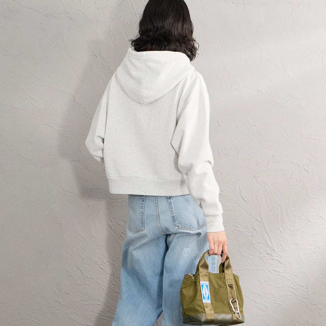 Health knit [ヘルスニット] 別注 ショート丈 ブリーチ加工ジップパーカー [HR26F-L465IN-JF] ASH GRAY &&モデル身長：162cm 着用サイズ：F&&