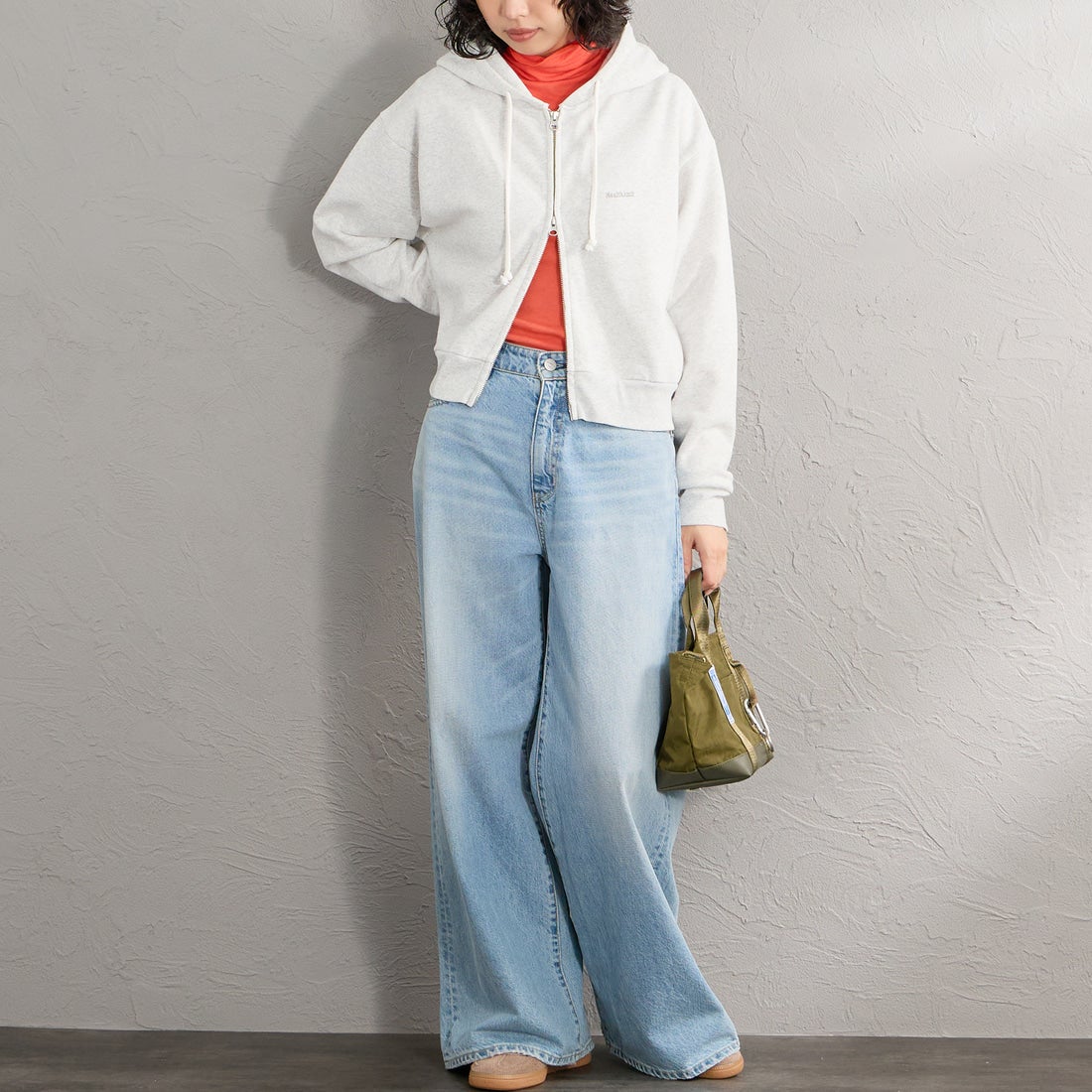 Health knit [ヘルスニット] 別注 ショート丈 ブリーチ加工ジップパーカー [HR26F-L465IN-JF] ASH GRAY &&モデル身長：162cm 着用サイズ：F&&