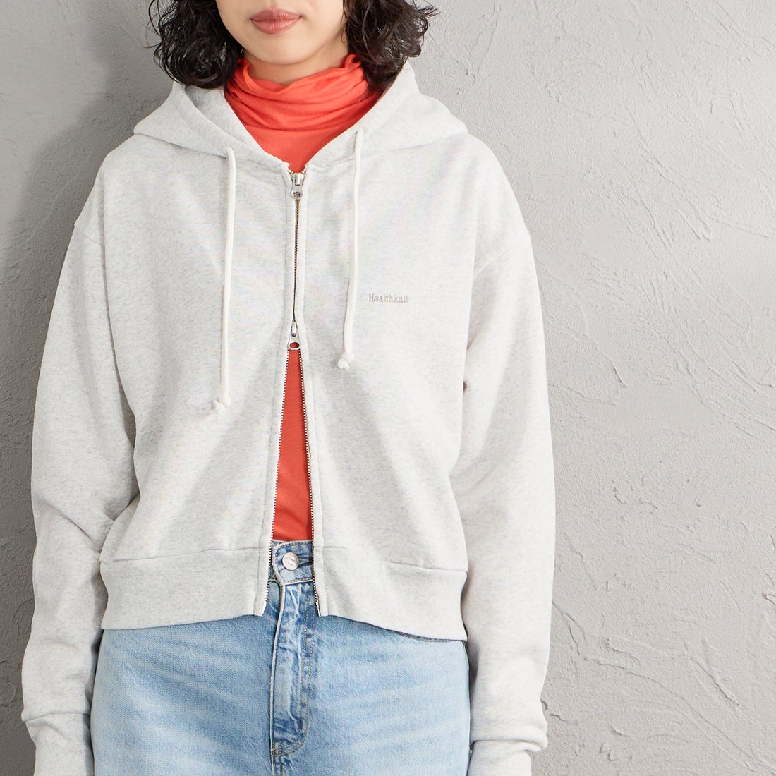 Health knit [ヘルスニット] 別注 ショート丈 ブリーチ加工ジップパーカー [HR26F-L465IN-JF] ASH GRAY &&モデル身長：162cm 着用サイズ：F&&