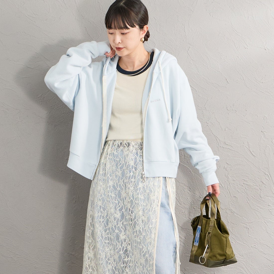 Health knit [ヘルスニット] 別注 ショート丈 ブリーチ加工ジップパーカー [HR26F-L465IN-JF] SAX &&モデル身長：150cm 着用サイズ：F&&