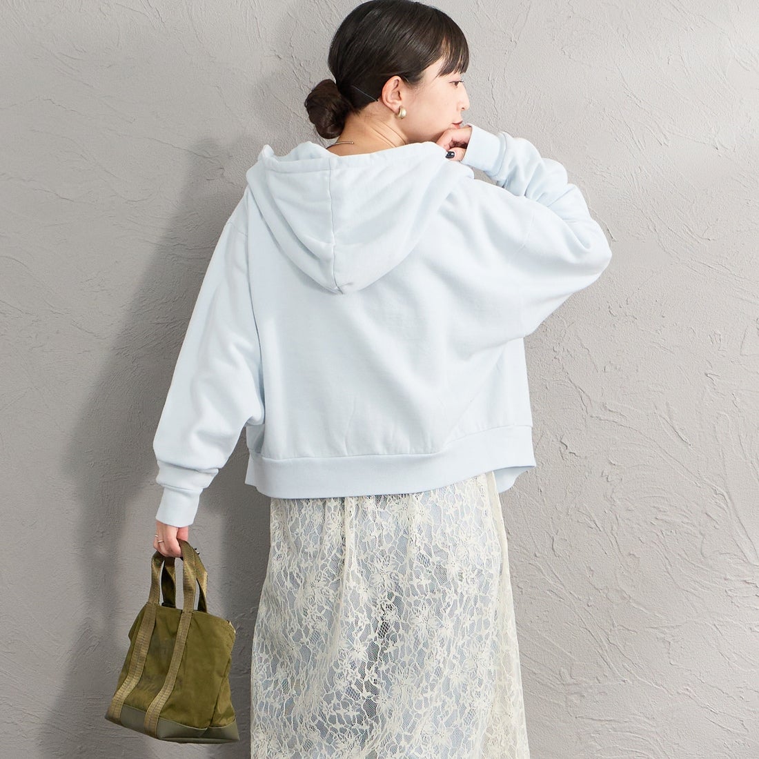 Health knit [ヘルスニット] 別注 ショート丈 ブリーチ加工ジップパーカー [HR26F-L465IN-JF] SAX &&モデル身長：150cm 着用サイズ：F&&