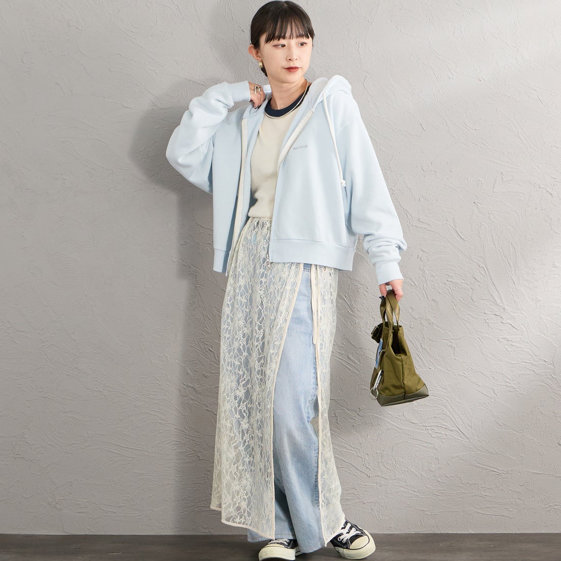 Health knit [ヘルスニット] 別注 ショート丈 ブリーチ加工ジップパーカー [HR26F-L465IN-JF] SAX &&モデル身長：150cm 着用サイズ：F&&