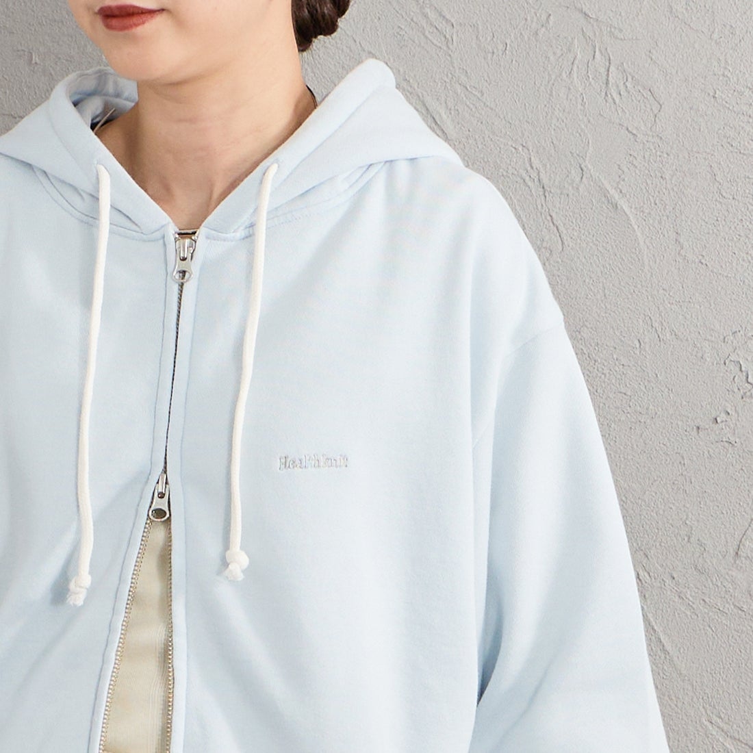 Health knit [ヘルスニット] 別注 ショート丈 ブリーチ加工ジップパーカー [HR26F-L465IN-JF] SAX &&モデル身長：150cm 着用サイズ：F&&