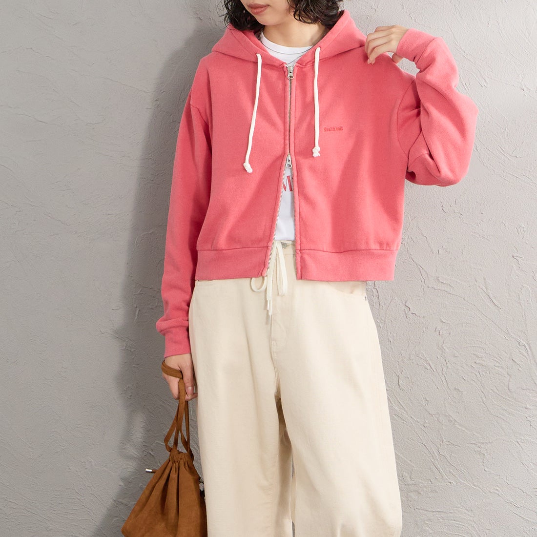 Health knit [ヘルスニット] 別注 ショート丈 ブリーチ加工ジップパーカー [HR26F-L465IN-JF] RED &&モデル身長：162cm 着用サイズ：F&&
