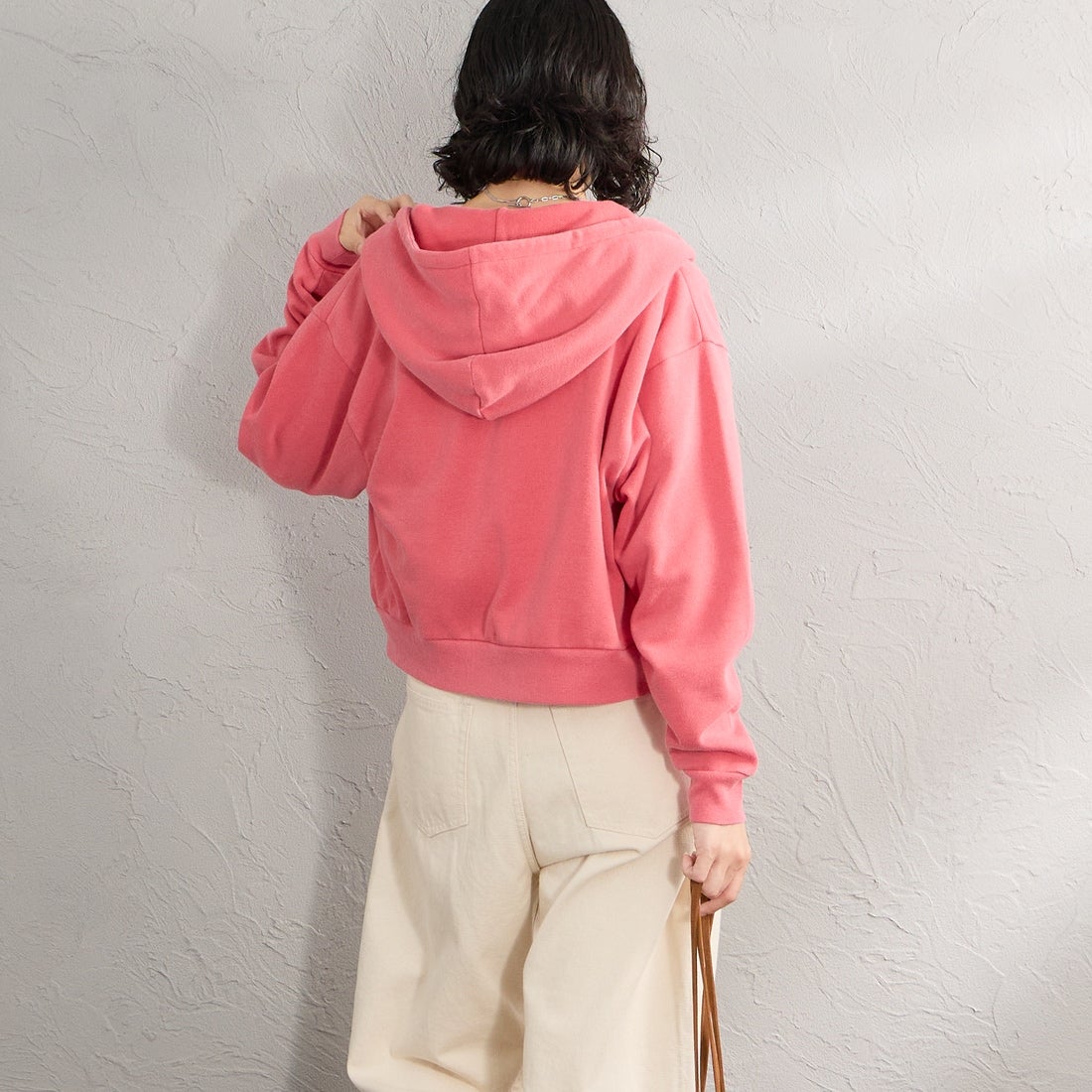 Health knit [ヘルスニット] 別注 ショート丈 ブリーチ加工ジップパーカー [HR26F-L465IN-JF] RED &&モデル身長：162cm 着用サイズ：F&&