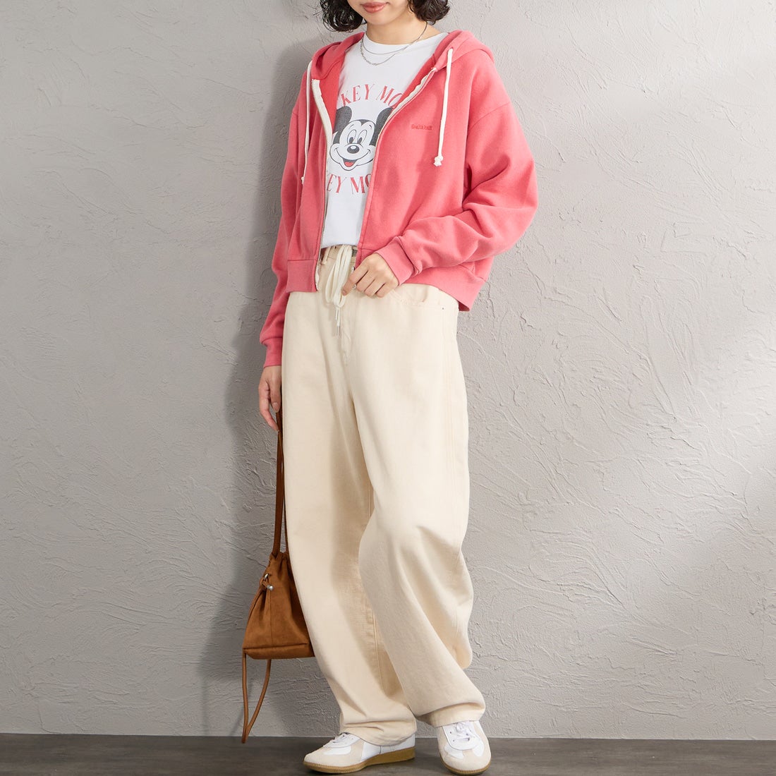Health knit [ヘルスニット] 別注 ショート丈 ブリーチ加工ジップパーカー [HR26F-L465IN-JF] RED &&モデル身長：162cm 着用サイズ：F&&