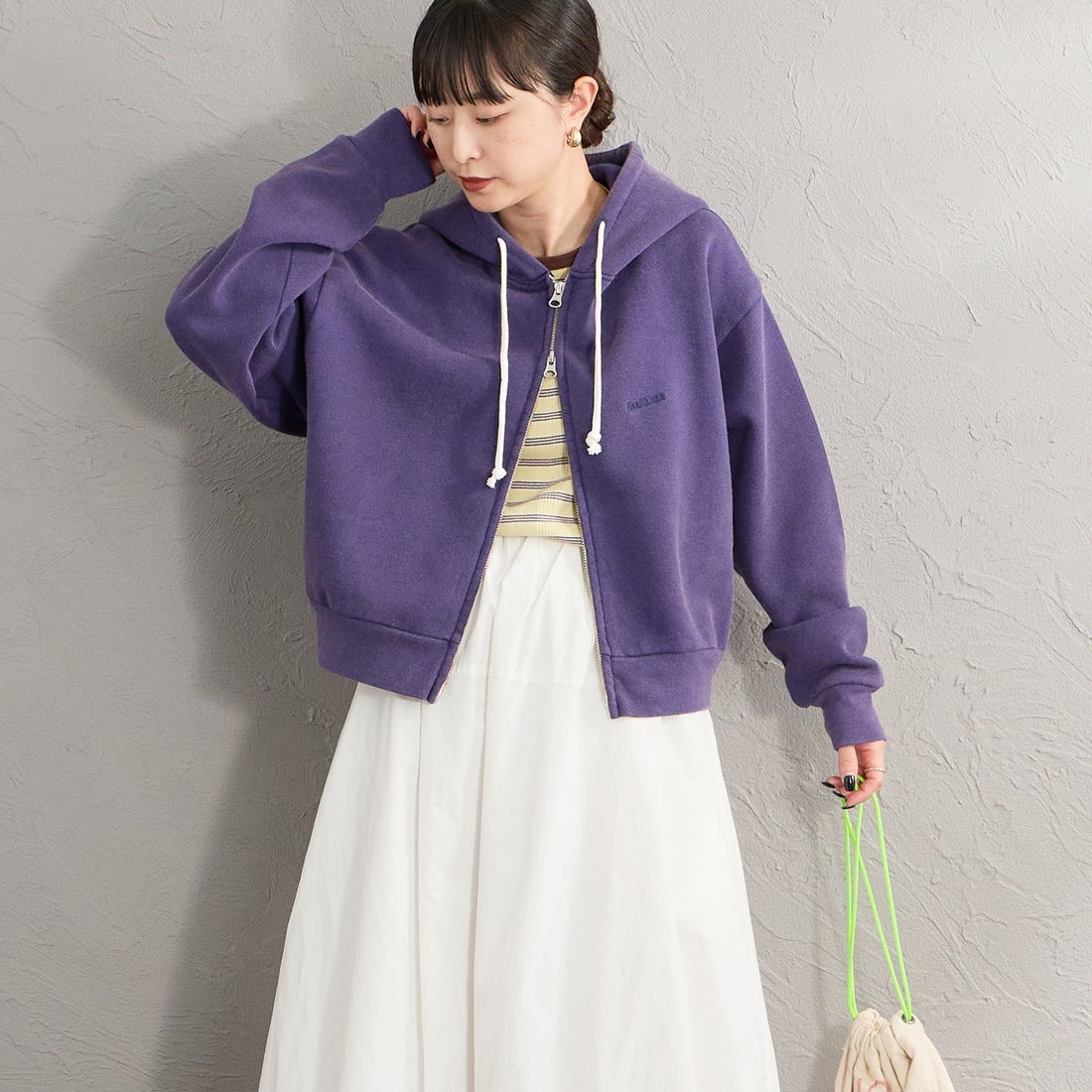 Health knit [ヘルスニット] 別注 ショート丈 ブリーチ加工ジップパーカー [HR26F-L465IN-JF] NAVY &&モデル身長：150cm 着用サイズ：F&&