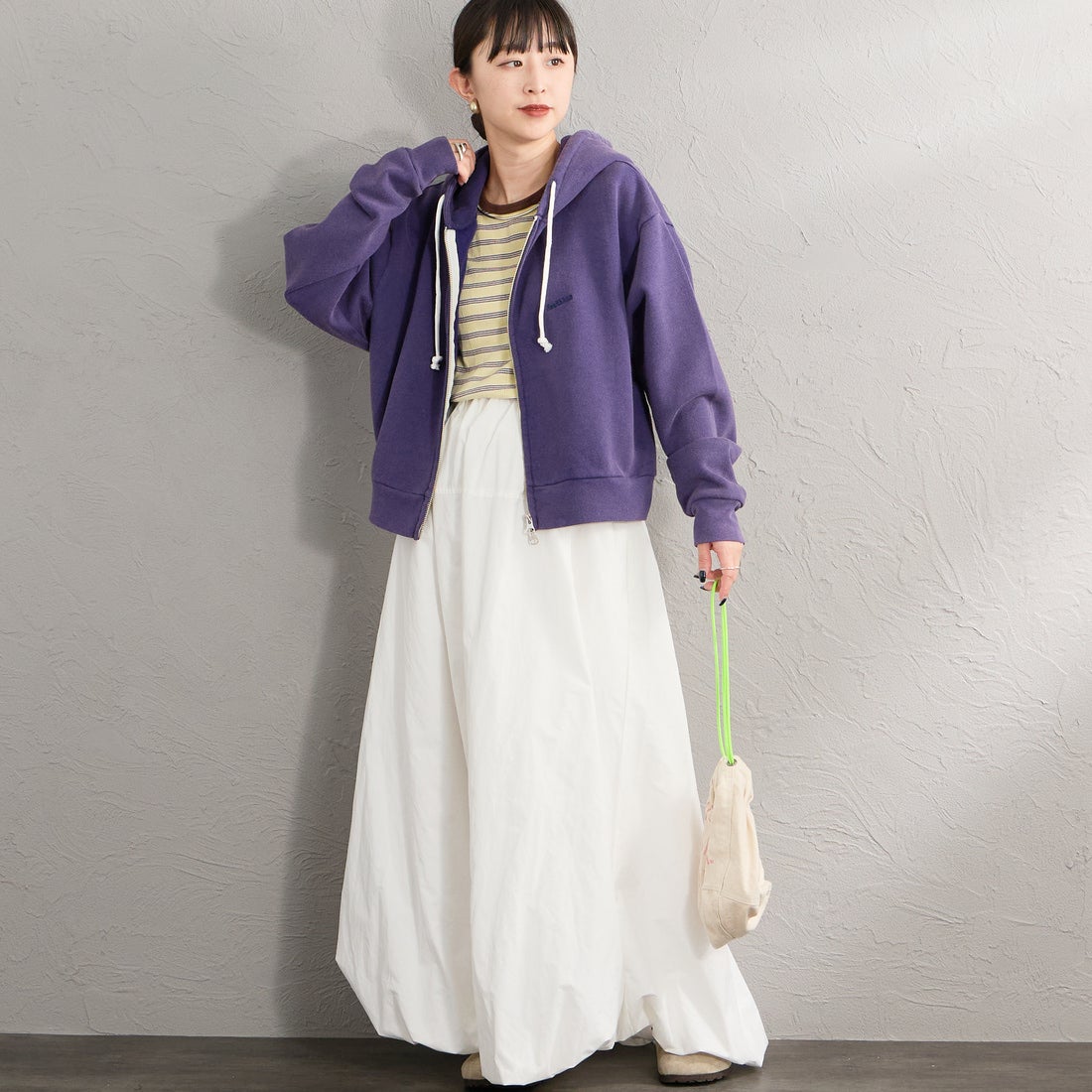 Health knit [ヘルスニット] 別注 ショート丈 ブリーチ加工ジップパーカー [HR26F-L465IN-JF] NAVY &&モデル身長：150cm 着用サイズ：F&&