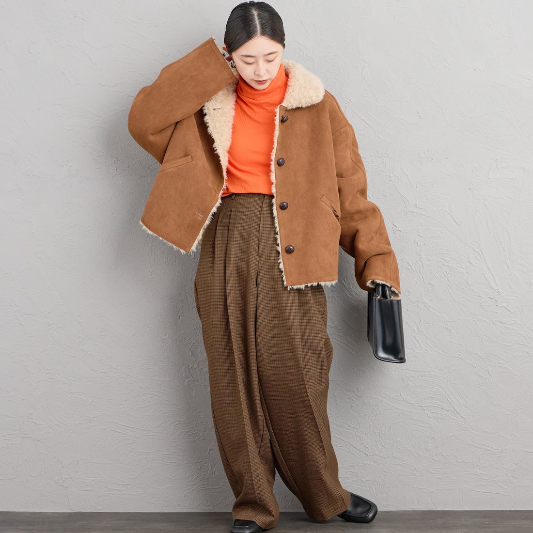 ONURUN [オヌルン] 別注 リバーシブル ショートムートンコート [981-JF] BROWN &&モデル身長：150cm 着用サイズ：F&&