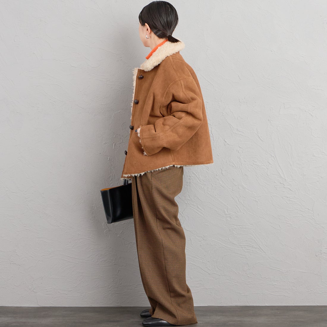 ONURUN [オヌルン] 別注 リバーシブル ショートムートンコート [981-JF] BROWN &&モデル身長：150cm 着用サイズ：F&&
