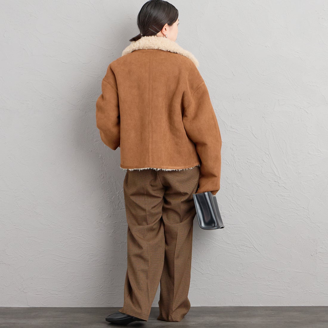 ONURUN [オヌルン] 別注 リバーシブル ショートムートンコート [981-JF] BROWN &&モデル身長：150cm 着用サイズ：F&&