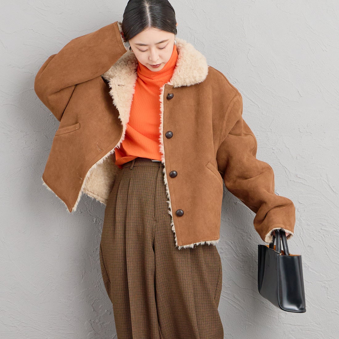 ONURUN [オヌルン] 別注 リバーシブル ショートムートンコート [981-JF] BROWN &&モデル身長：150cm 着用サイズ：F&&