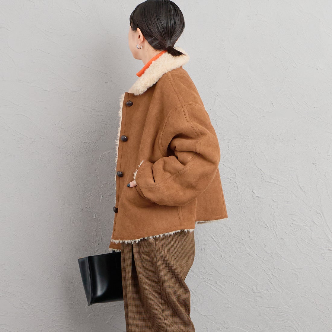 ONURUN [オヌルン] 別注 リバーシブル ショートムートンコート [981-JF] BROWN &&モデル身長：150cm 着用サイズ：F&&