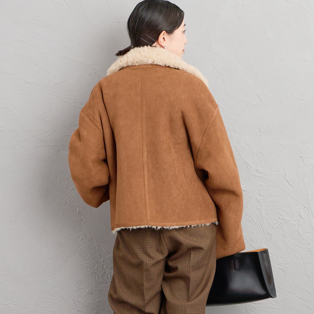 ONURUN [オヌルン] 別注 リバーシブル ショートムートンコート [981-JF] BROWN &&モデル身長：150cm 着用サイズ：F&&