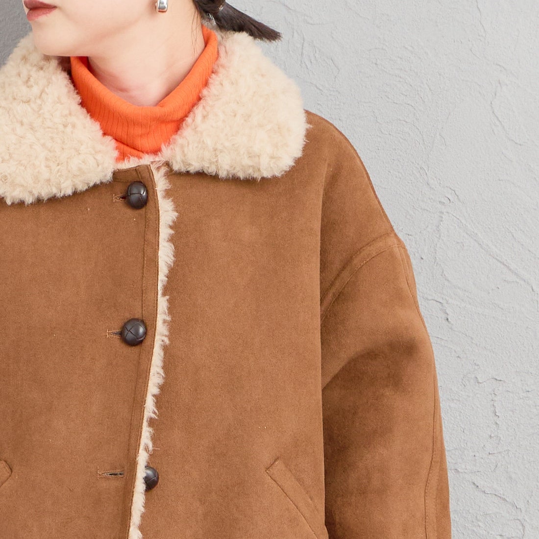 ONURUN [オヌルン] 別注 リバーシブル ショートムートンコート [981-JF] BROWN &&モデル身長：150cm 着用サイズ：F&&