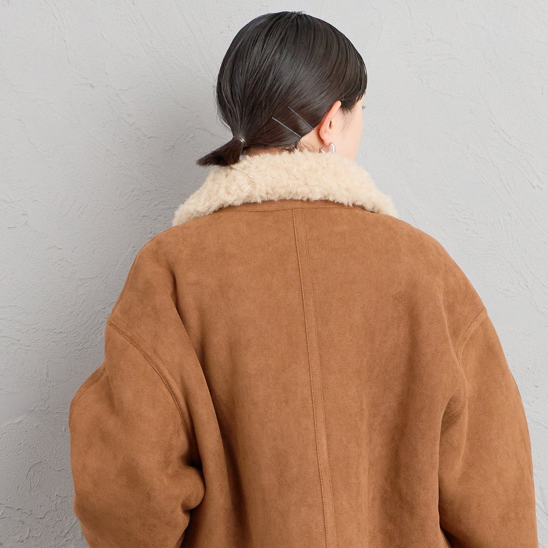 ONURUN [オヌルン] 別注 リバーシブル ショートムートンコート [981-JF] BROWN &&モデル身長：150cm 着用サイズ：F&&
