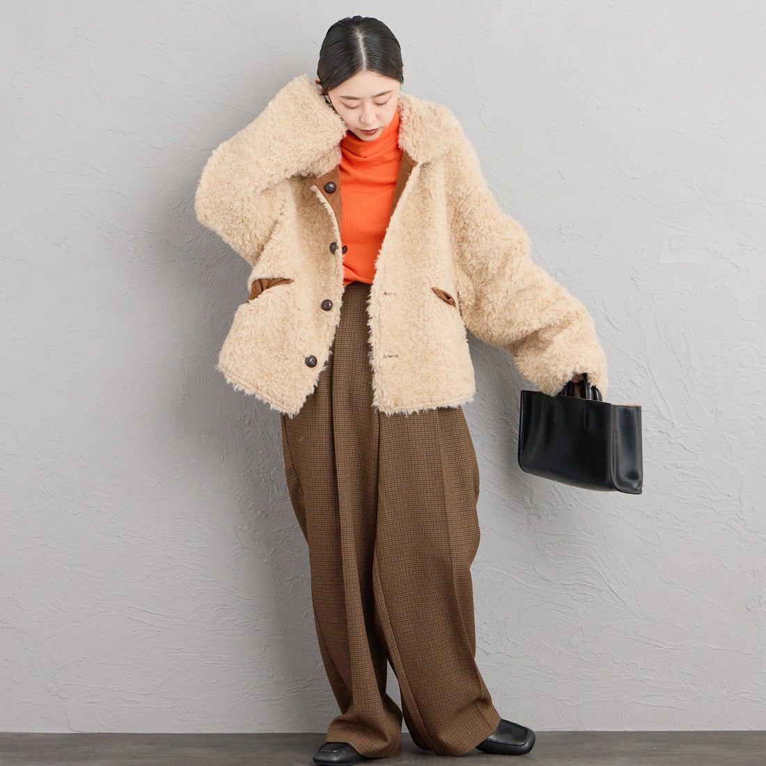 ONURUN [オヌルン] 別注 リバーシブル ショートムートンコート [981-JF] BROWN &&モデル身長：150cm 着用サイズ：F&&