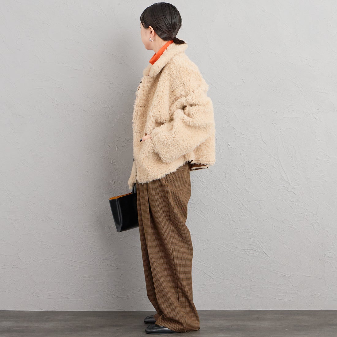 ONURUN [オヌルン] 別注 リバーシブル ショートムートンコート [981-JF] BROWN &&モデル身長：150cm 着用サイズ：F&&