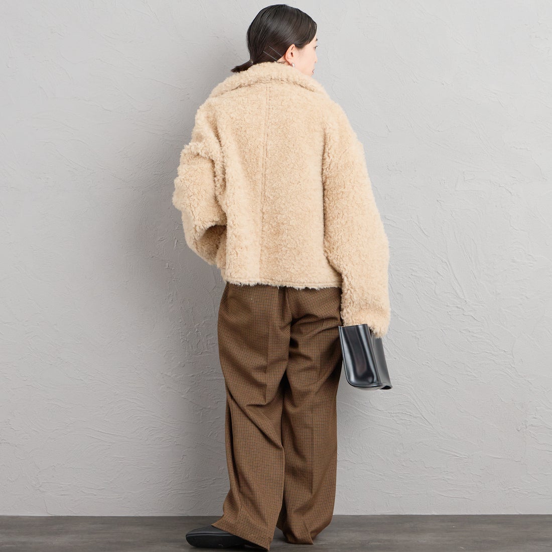 ONURUN [オヌルン] 別注 リバーシブル ショートムートンコート [981-JF] BROWN &&モデル身長：150cm 着用サイズ：F&&
