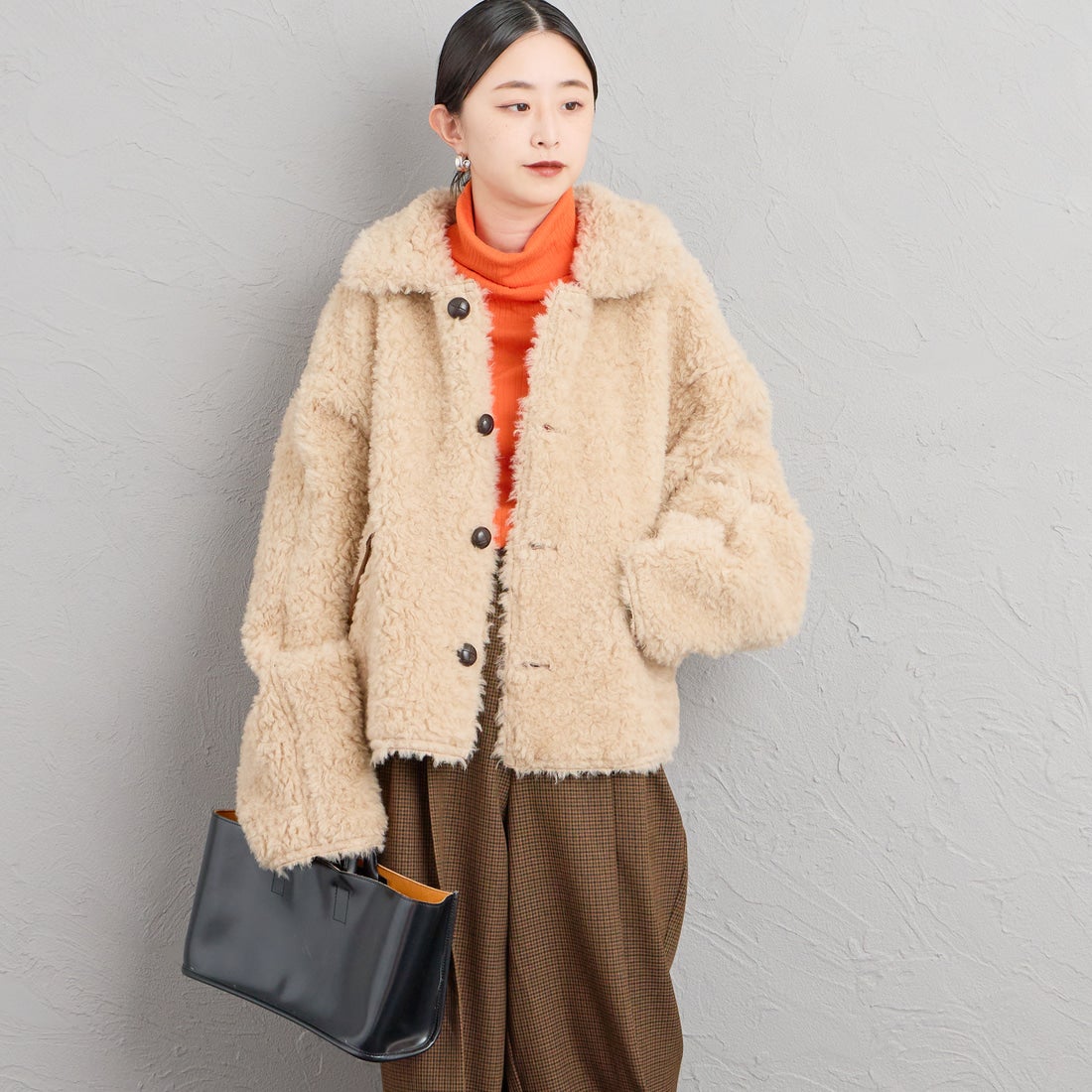 ONURUN [オヌルン] 別注 リバーシブル ショートムートンコート [981-JF] BROWN &&モデル身長：150cm 着用サイズ：F&&
