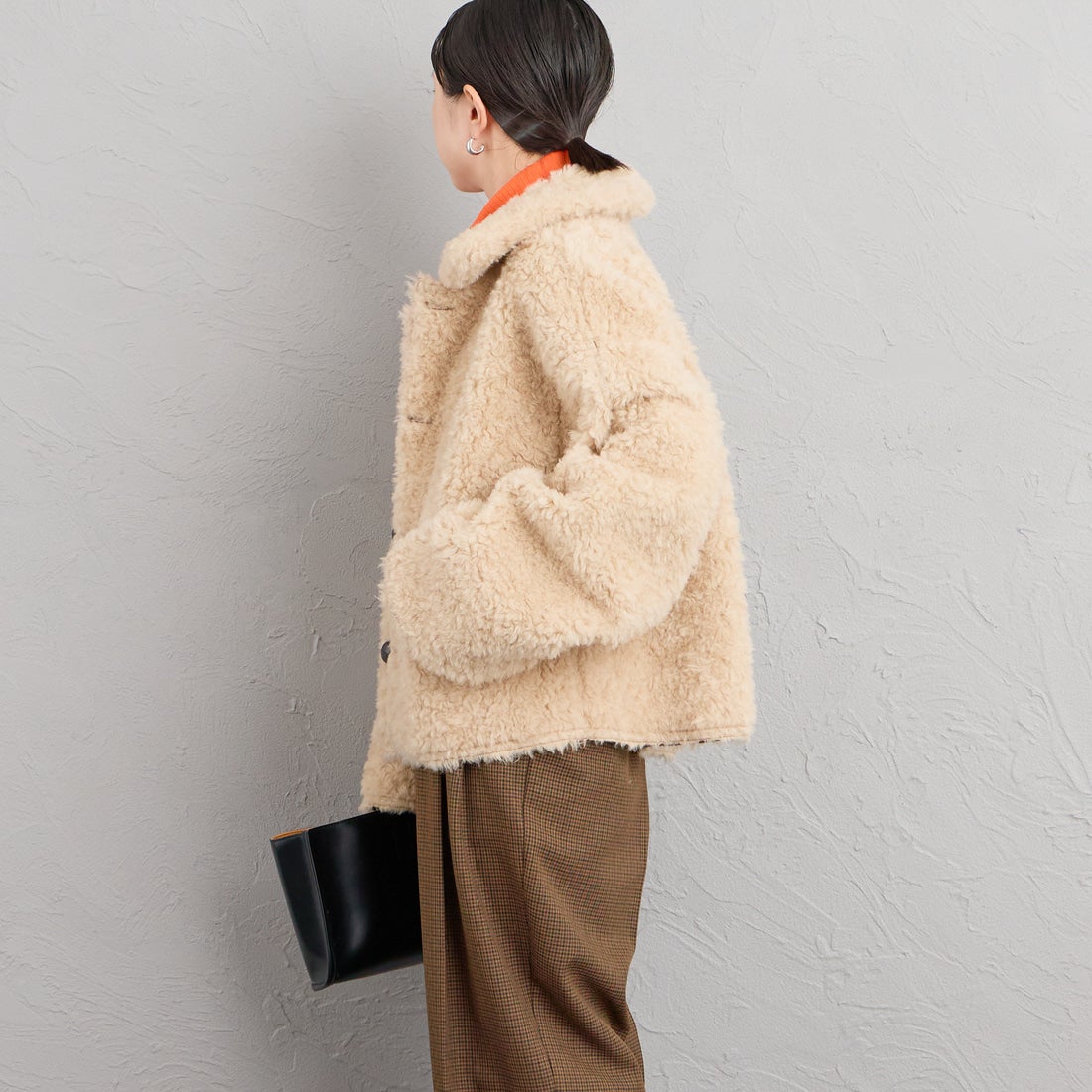 ONURUN [オヌルン] 別注 リバーシブル ショートムートンコート [981-JF] BROWN &&モデル身長：150cm 着用サイズ：F&&