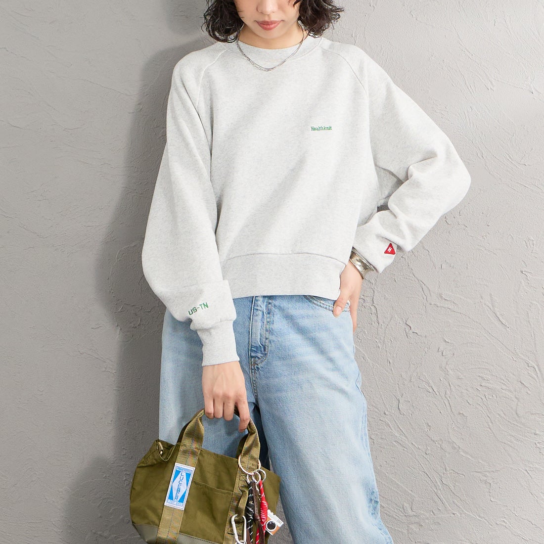 Health knit [ヘルスニット] 別注 ショート丈 クラシックラグランスリーブスウェット [HR26F-L464IN-JF] ASH GRAY &&モデル身長：162cm 着用サイズ：F&&