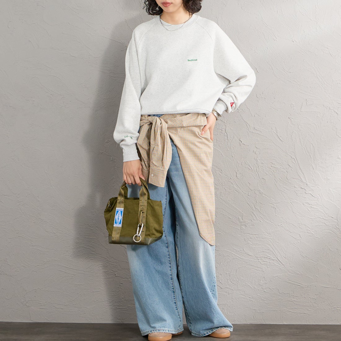 Health knit [ヘルスニット] 別注 ショート丈 クラシックラグランスリーブスウェット [HR26F-L464IN-JF] ASH GRAY &&モデル身長：162cm 着用サイズ：F&&