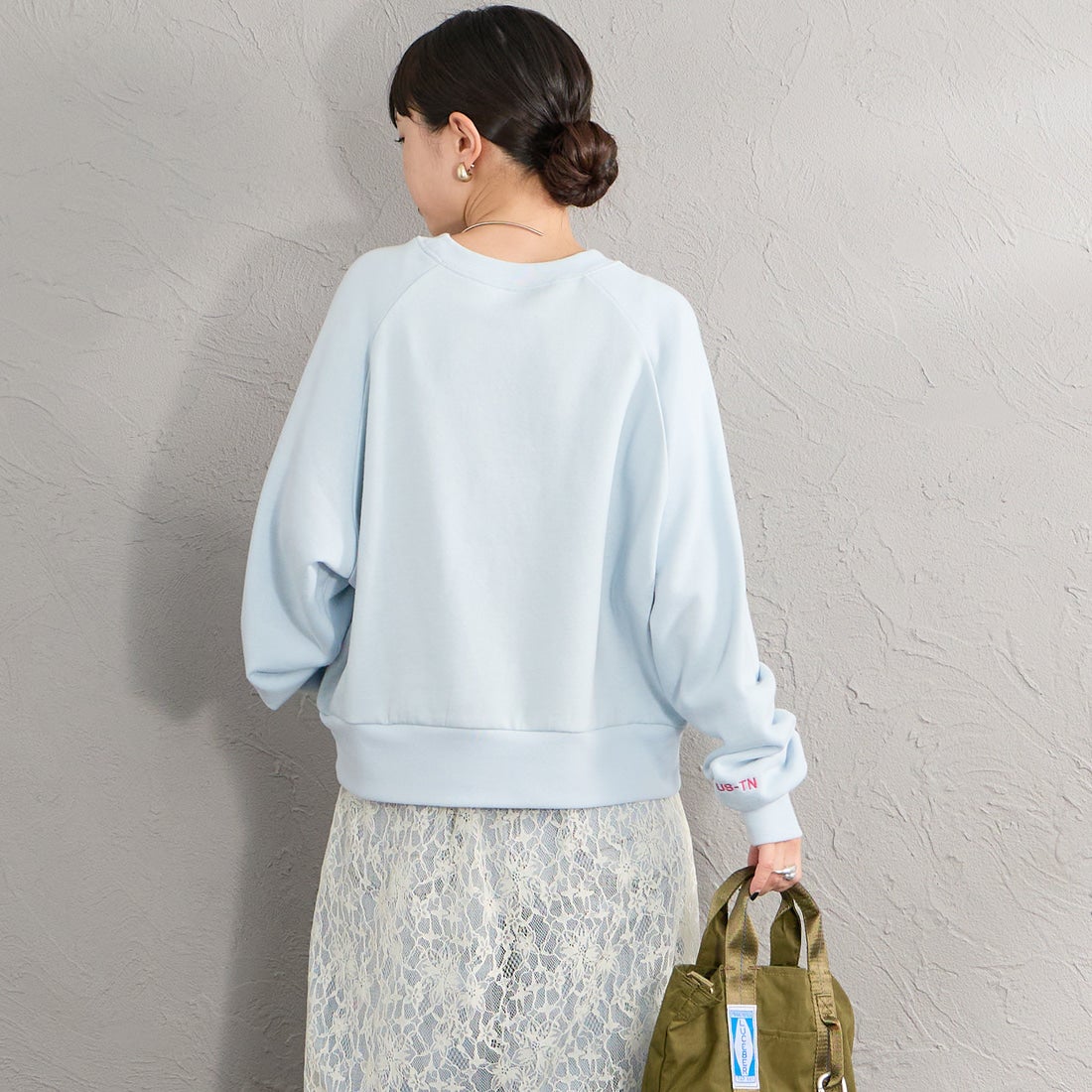 Health knit [ヘルスニット] 別注 ショート丈 クラシックラグランスリーブスウェット [HR26F-L464IN-JF] SAX &&モデル身長：150cm 着用サイズ：F&&