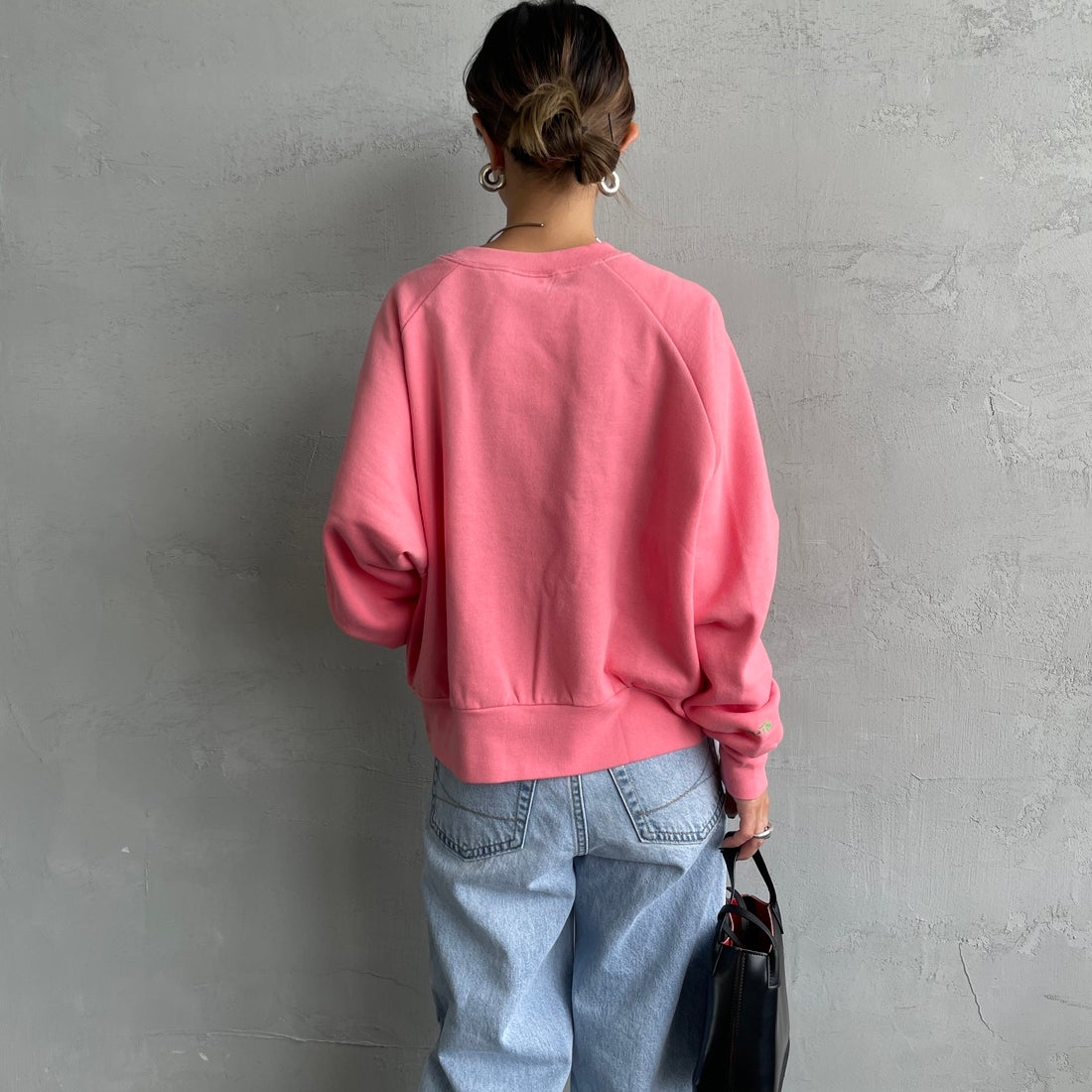 Health knit [ヘルスニット] 別注 ショート丈 クラシックラグランスリーブスウェット [HR26F-L464IN-JF] PINK &&モデル身長：150cm 着用サイズ：F&&