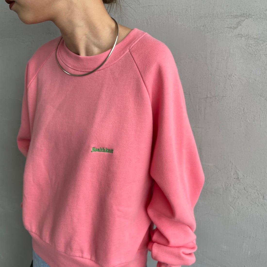Health knit [ヘルスニット] 別注 ショート丈 クラシックラグランスリーブスウェット [HR26F-L464IN-JF] PINK &&モデル身長：150cm 着用サイズ：F&&