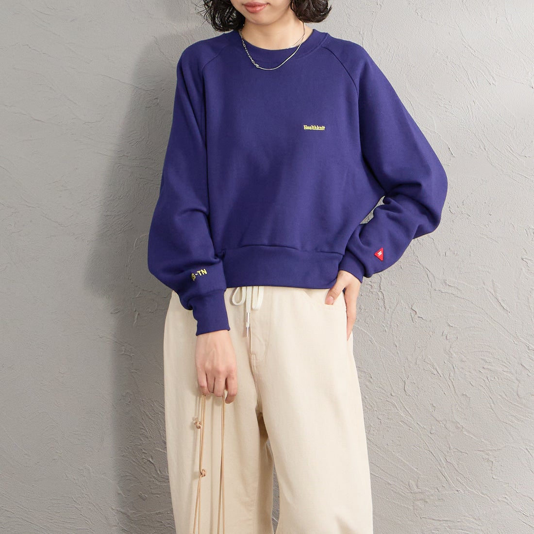 Health knit [ヘルスニット] 別注 ショート丈 クラシックラグランスリーブスウェット [HR26F-L464IN-JF] NAVY &&モデル身長：162cm 着用サイズ：F&&
