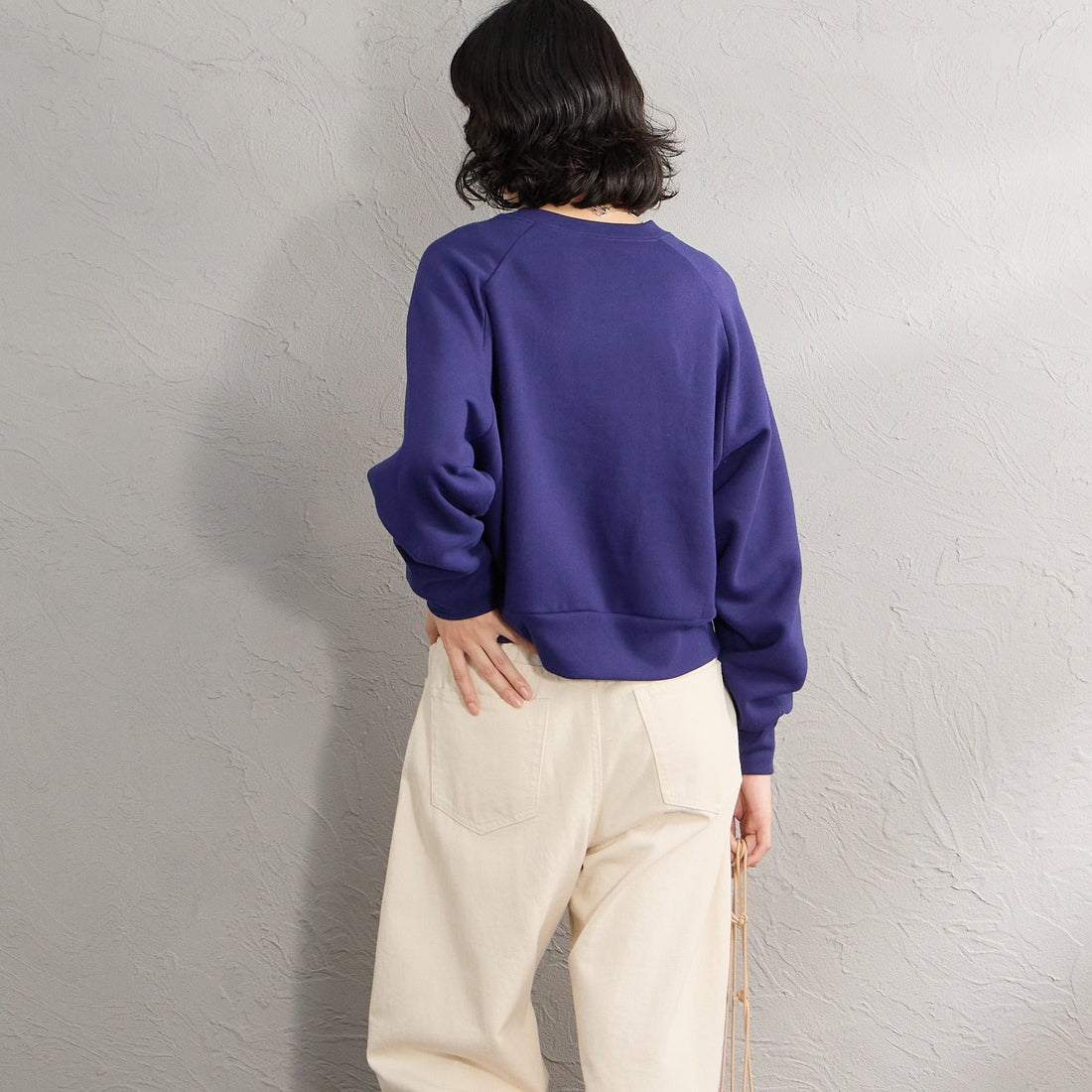 Health knit [ヘルスニット] 別注 ショート丈 クラシックラグランスリーブスウェット [HR26F-L464IN-JF] NAVY &&モデル身長：162cm 着用サイズ：F&&