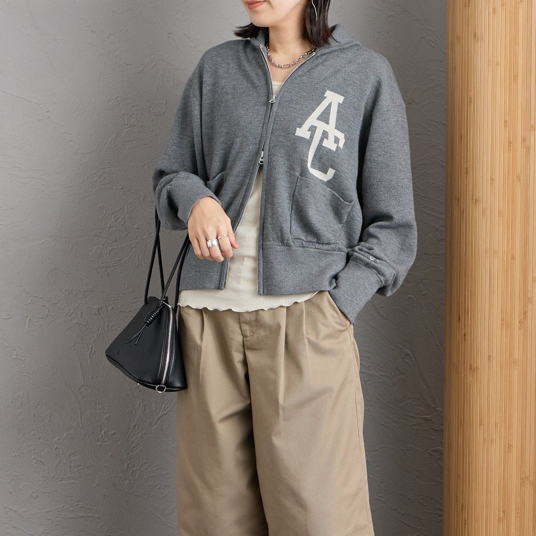 Americana × JEANS FACTORY [アメリカーナ × ジーンズファクトリー] 別注 ACロゴ ニットジップカーディガン [ASO-C-901-1-JF] ﾓｸﾁｬｺｰﾙ &&モデル身長：160cm 着用サイズ：ONE SIZE&&