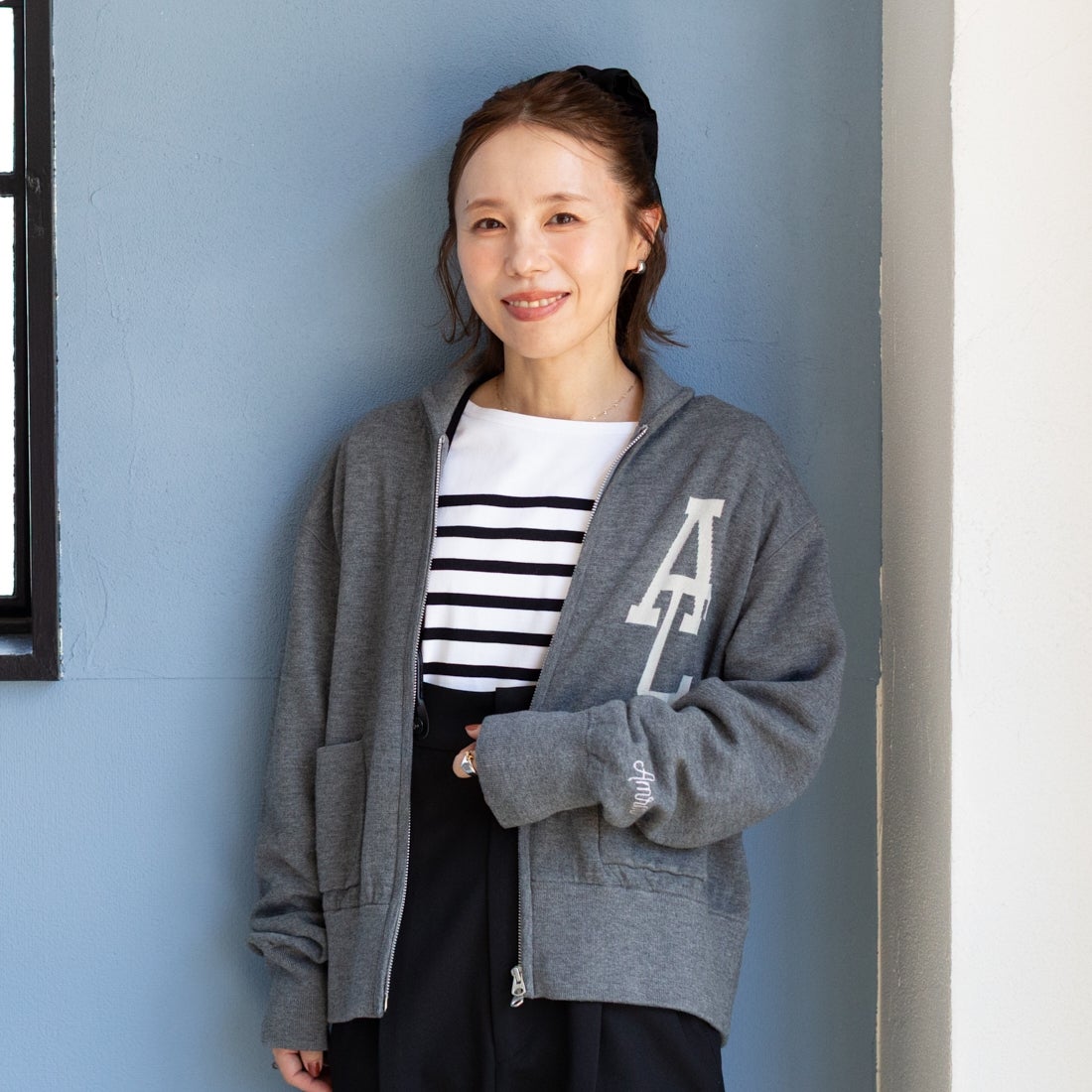 Americana × JEANS FACTORY [アメリカーナ × ジーンズファクトリー] 別注 ACロゴ ニットジップカーディガン [ASO-C-901-1-JF] ﾓｸﾁｬｺｰﾙ &&モデル身長：153cm 着用サイズ：ONE SIZE&&