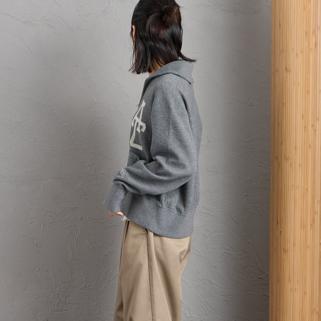 Americana × JEANS FACTORY [アメリカーナ × ジーンズファクトリー] 別注 ACロゴ ニットジップカーディガン [ASO-C-901-1-JF] ﾓｸﾁｬｺｰﾙ &&モデル身長：160cm 着用サイズ：ONE SIZE&&