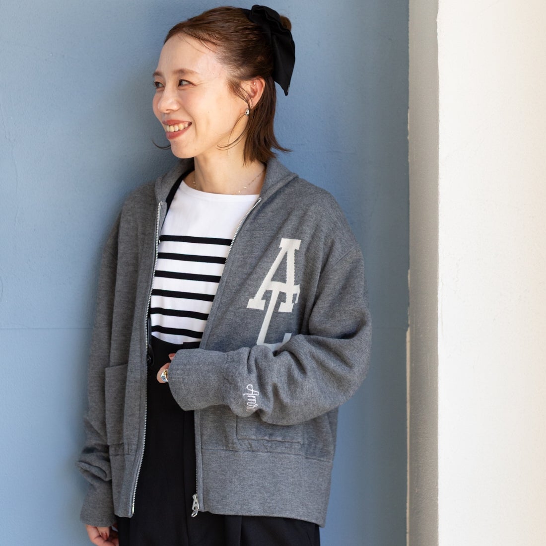 Americana × JEANS FACTORY [アメリカーナ × ジーンズファクトリー] 別注 ACロゴ ニットジップカーディガン [ASO-C-901-1-JF] ﾓｸﾁｬｺｰﾙ &&モデル身長：153cm 着用サイズ：ONE SIZE&&