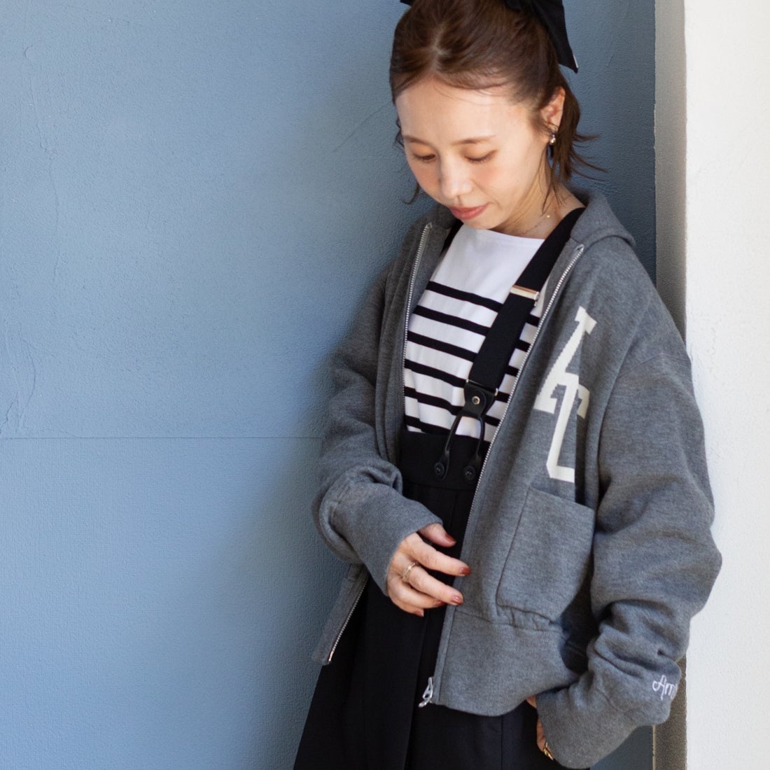 Americana × JEANS FACTORY [アメリカーナ × ジーンズファクトリー] 別注 ACロゴ ニットジップカーディガン [ASO-C-901-1-JF] ﾓｸﾁｬｺｰﾙ &&モデル身長：153cm 着用サイズ：ONE SIZE&&