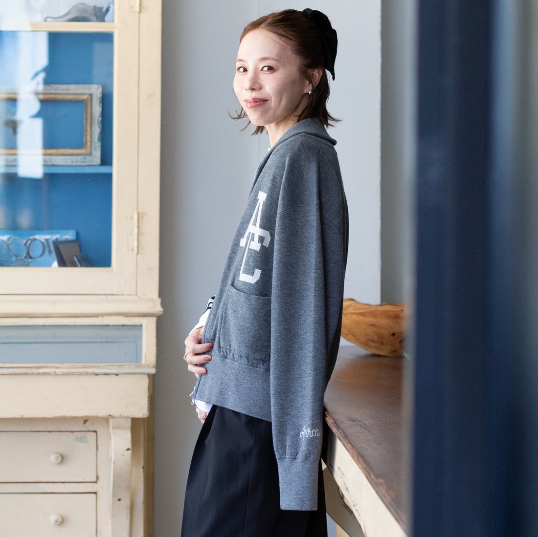 Americana × JEANS FACTORY [アメリカーナ × ジーンズファクトリー] 別注 ACロゴ ニットジップカーディガン [ASO-C-901-1-JF] ﾓｸﾁｬｺｰﾙ &&モデル身長：153cm 着用サイズ：ONE SIZE&&