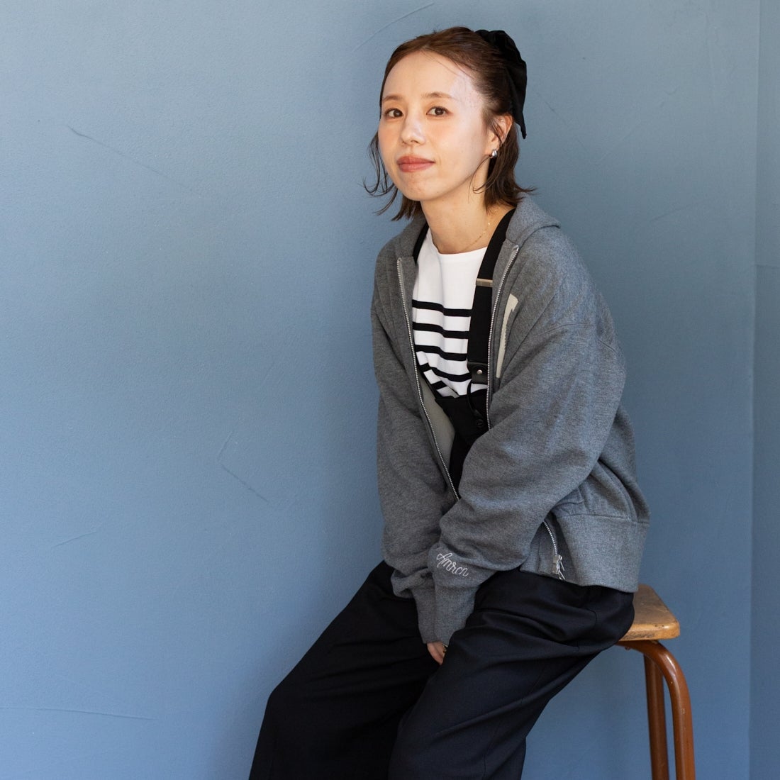 Americana × JEANS FACTORY [アメリカーナ × ジーンズファクトリー] 別注 ACロゴ ニットジップカーディガン [ASO-C-901-1-JF] ﾓｸﾁｬｺｰﾙ &&モデル身長：153cm 着用サイズ：ONE SIZE&&