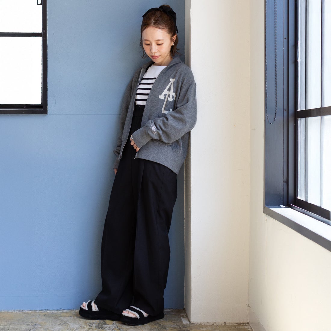 Americana × JEANS FACTORY [アメリカーナ × ジーンズファクトリー] 別注 ACロゴ ニットジップカーディガン [ASO-C-901-1-JF] ﾓｸﾁｬｺｰﾙ &&モデル身長：153cm 着用サイズ：ONE SIZE&&