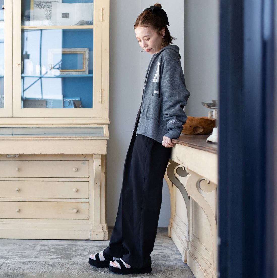 Americana × JEANS FACTORY [アメリカーナ × ジーンズファクトリー] 別注 ACロゴ ニットジップカーディガン [ASO-C-901-1-JF] ﾓｸﾁｬｺｰﾙ &&モデル身長：153cm 着用サイズ：ONE SIZE&&