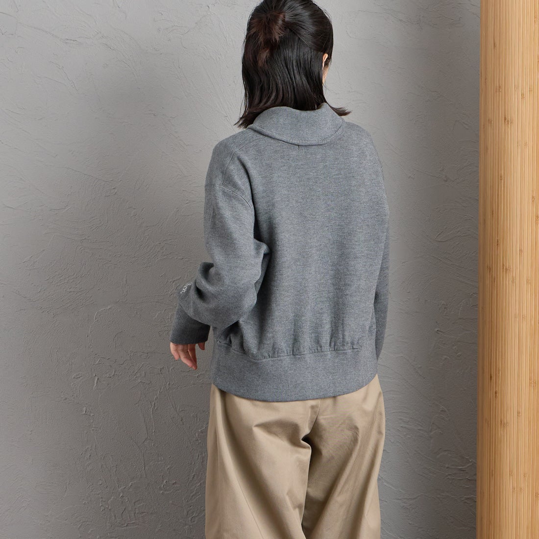 Americana × JEANS FACTORY [アメリカーナ × ジーンズファクトリー] 別注 ACロゴ ニットジップカーディガン [ASO-C-901-1-JF] ﾓｸﾁｬｺｰﾙ &&モデル身長：160cm 着用サイズ：ONE SIZE&&
