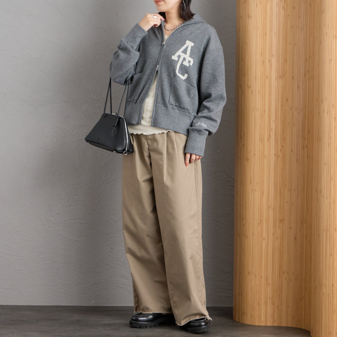 Americana × JEANS FACTORY [アメリカーナ × ジーンズファクトリー] 別注 ACロゴ ニットジップカーディガン [ASO-C-901-1-JF] ﾓｸﾁｬｺｰﾙ &&モデル身長：160cm 着用サイズ：ONE SIZE&&