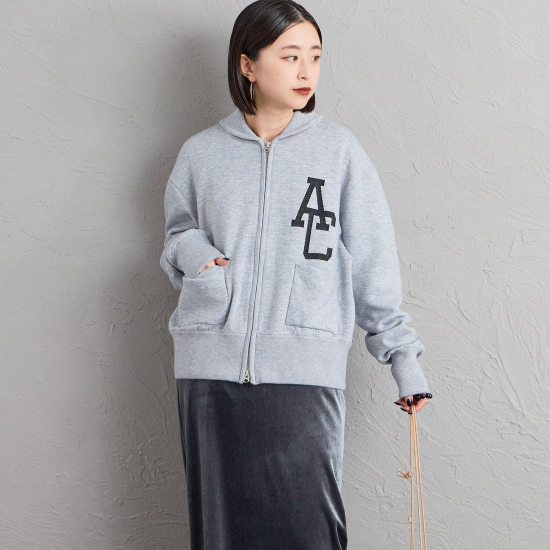 Americana × JEANS FACTORY [アメリカーナ × ジーンズファクトリー] 別注 ACロゴ ニットジップカーディガン [ASO-C-901-1-JF] ﾓｸｸﾞﾚｰ &&モデル身長：150cm 着用サイズ：ONE SIZE&&