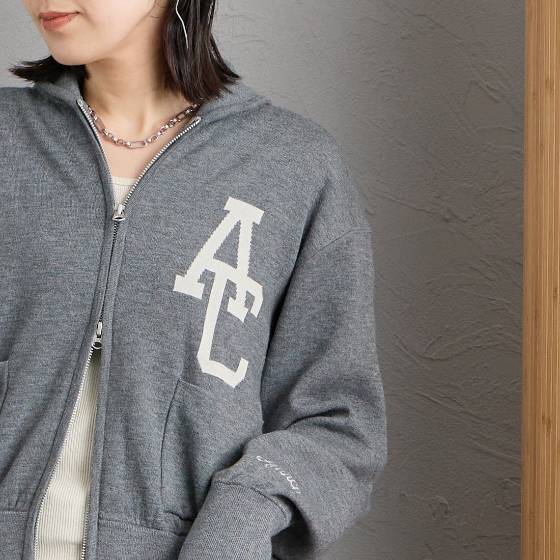 Americana × JEANS FACTORY [アメリカーナ × ジーンズファクトリー] 別注 ACロゴ ニットジップカーディガン [ASO-C-901-1-JF] ﾓｸﾁｬｺｰﾙ &&モデル身長：160cm 着用サイズ：ONE SIZE&&