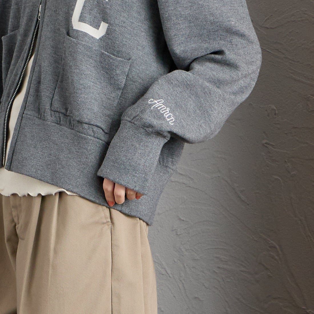 Americana × JEANS FACTORY [アメリカーナ × ジーンズファクトリー] 別注 ACロゴ ニットジップカーディガン [ASO-C-901-1-JF] ﾓｸﾁｬｺｰﾙ &&モデル身長：160cm 着用サイズ：ONE SIZE&&