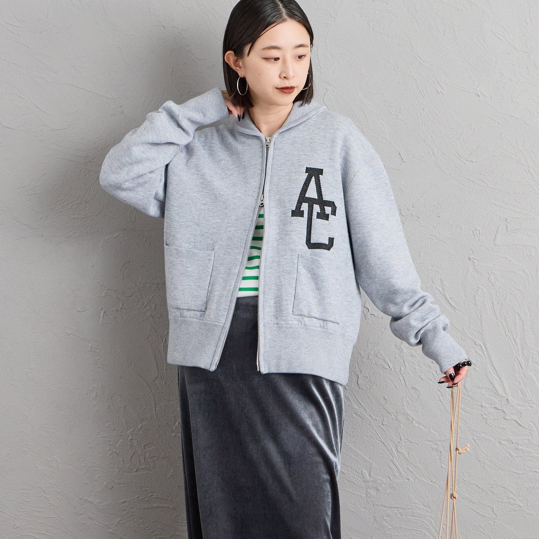 Americana × JEANS FACTORY [アメリカーナ × ジーンズファクトリー] 別注 ACロゴ ニットジップカーディガン [ASO-C-901-1-JF] ﾓｸｸﾞﾚｰ &&モデル身長：150cm 着用サイズ：ONE SIZE&&